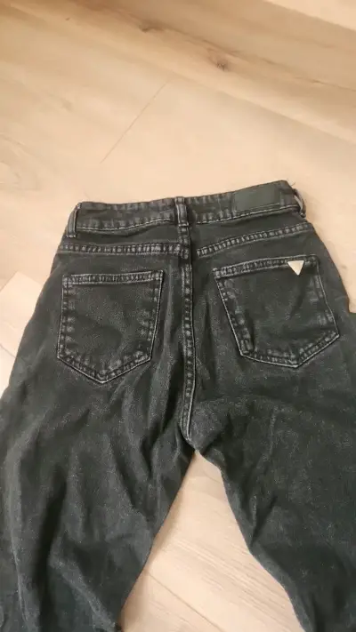 Jeans negros con detalles de tachas para mujer - miniatura 3