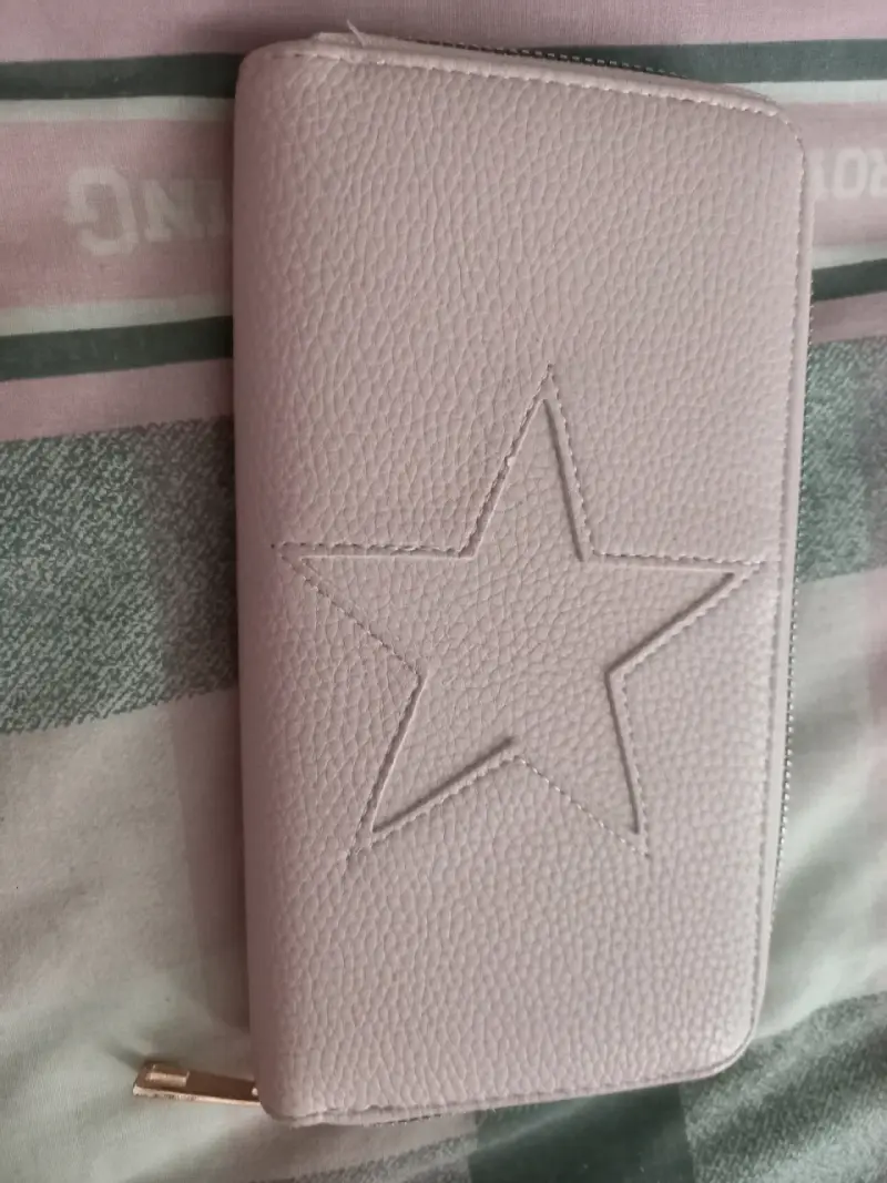 Billetera de cuero con diseño de estrella
