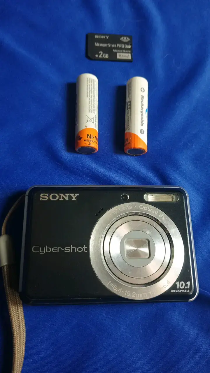 Cámara Sony Cyber-shot 10.1 MP con accesorios