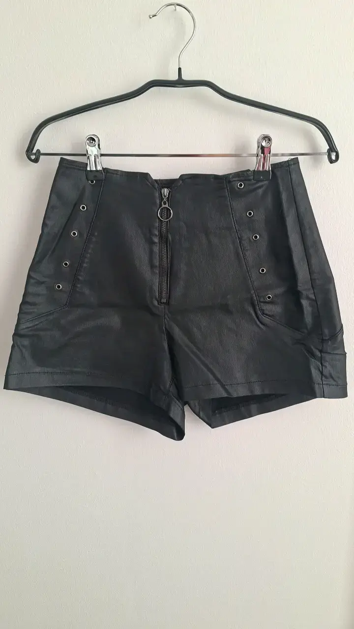 Shorts de cuero sintético negro para mujer