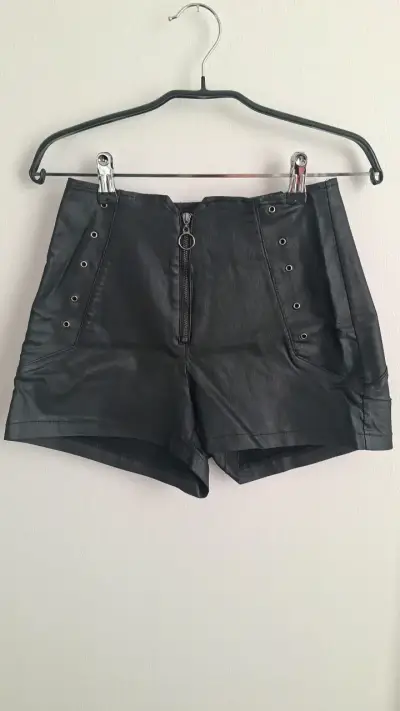 Shorts de cuero sintético negro para mujer - miniatura 1