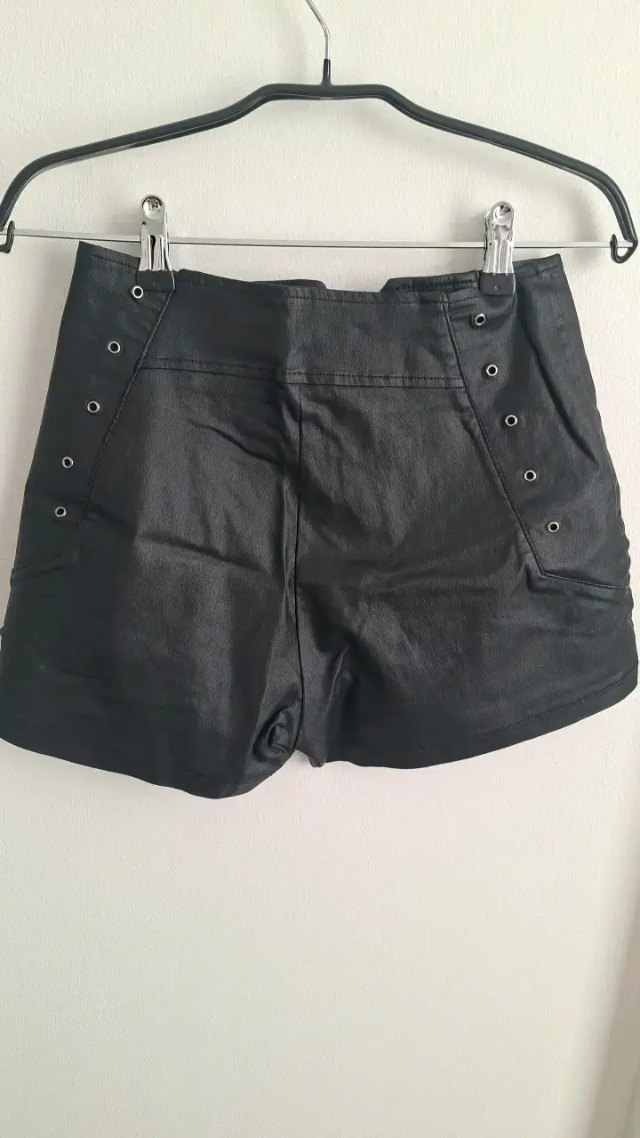 Shorts de cuero sintético negro para mujer - 2