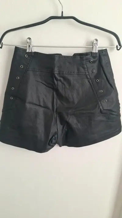 Shorts de cuero sintético negro para mujer - miniatura 2