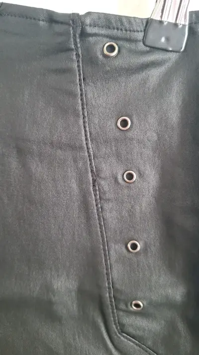 Shorts de cuero sintético negro para mujer - miniatura 3