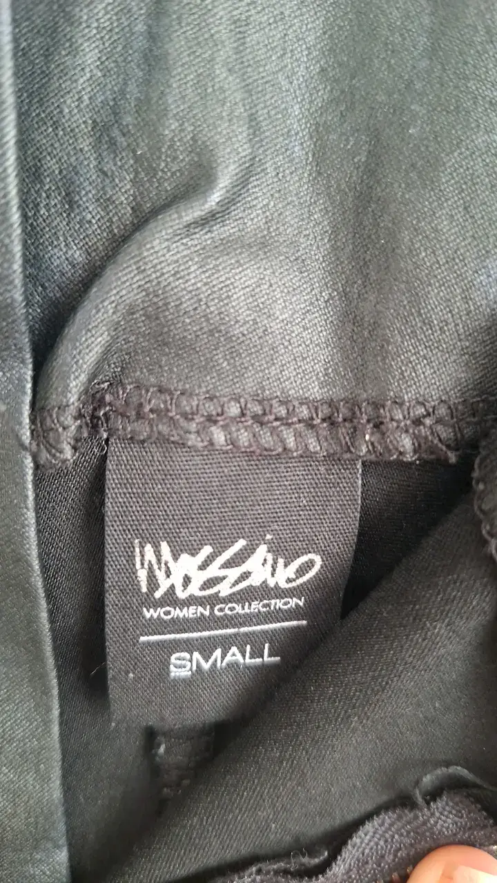 Shorts de cuero sintético negro para mujer - 4
