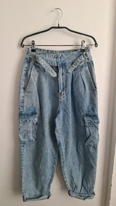 Pantalones cargo de mezclilla azul para mujer - miniatura 1