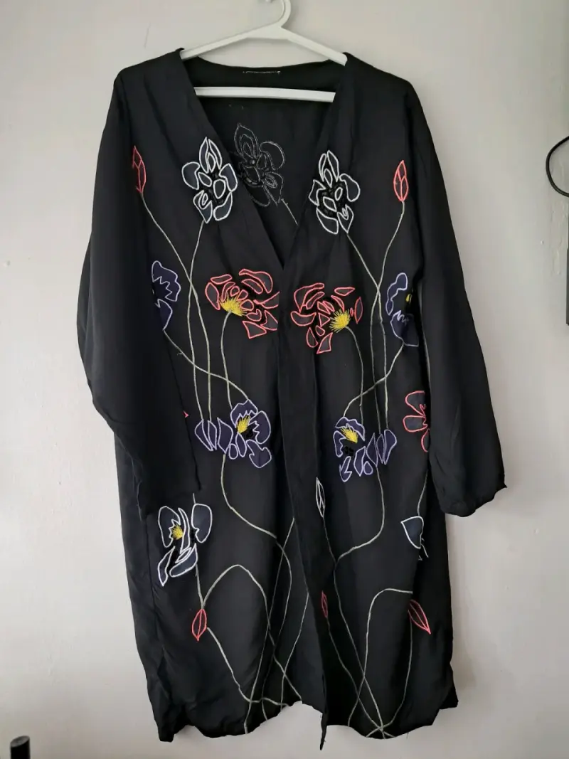 Tapado negro con bordado floral colorido - 1
