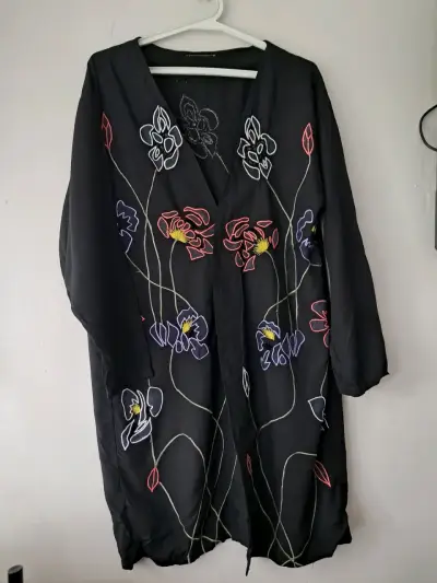 Tapado negro con bordado floral colorido - miniatura 1
