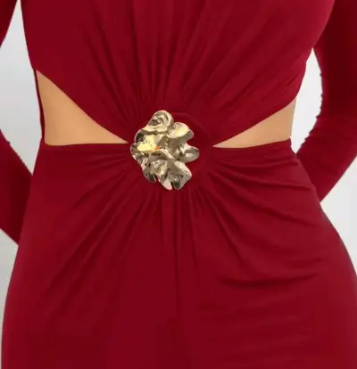 Vestido color burdeo de fiesta con broche dorado - miniatura 2