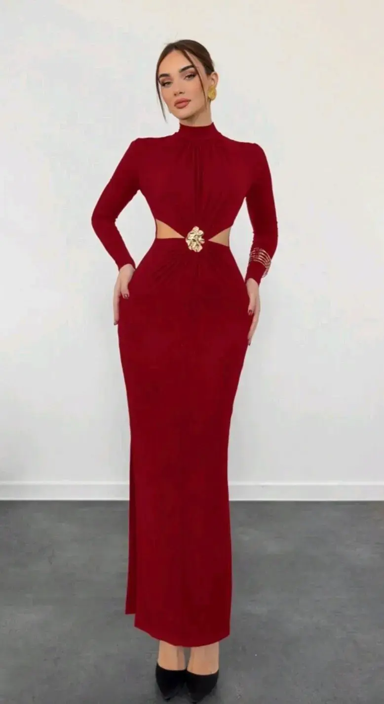 Vestido color burdeo de fiesta con broche dorado - 3