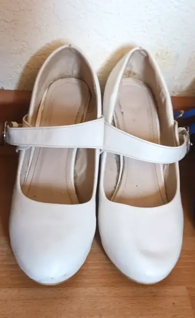 Zapatos de tacón blanco con correa - miniatura 1