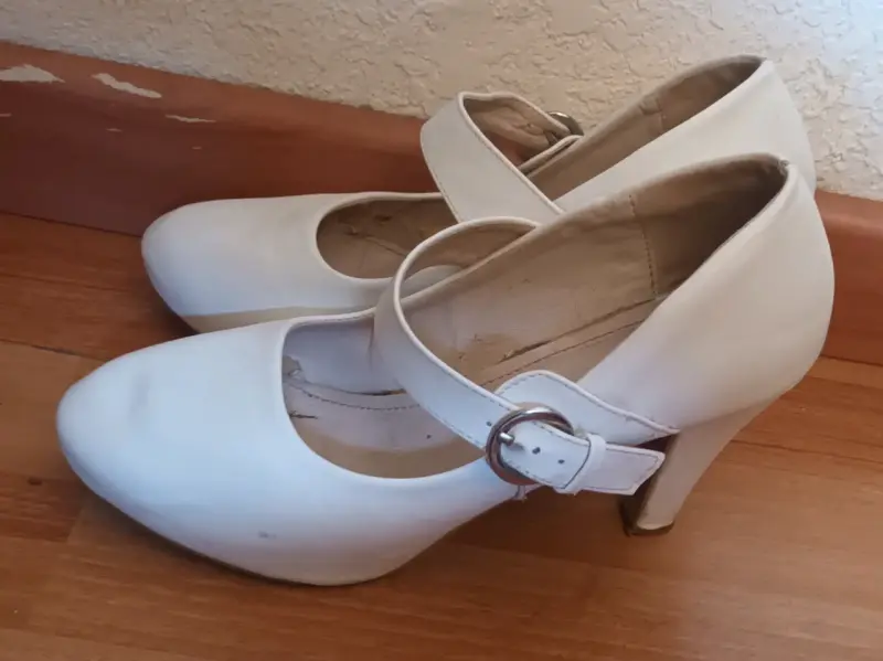 Zapatos de tacón blanco con correa - 2