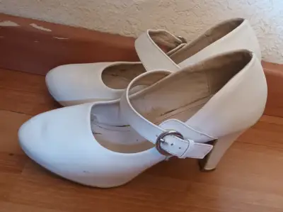 Zapatos de tacón blanco con correa - miniatura 2