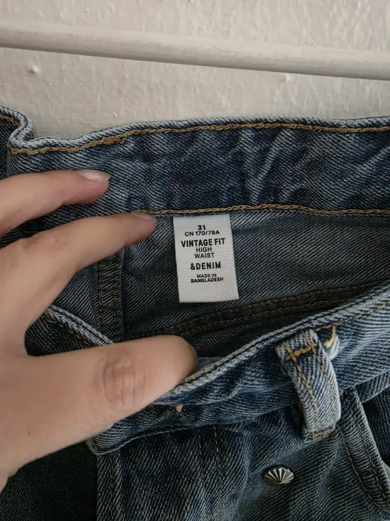 Jeans de mezclilla con tachas - 2