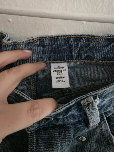 Jeans de mezclilla con tachas - miniatura 2