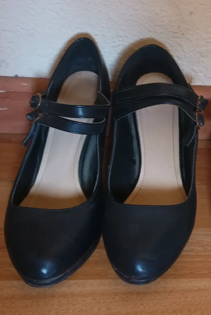 Zapatos de tacón negros con correa - 1
