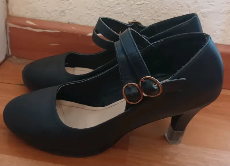Zapatos de tacón negros con correa - 2