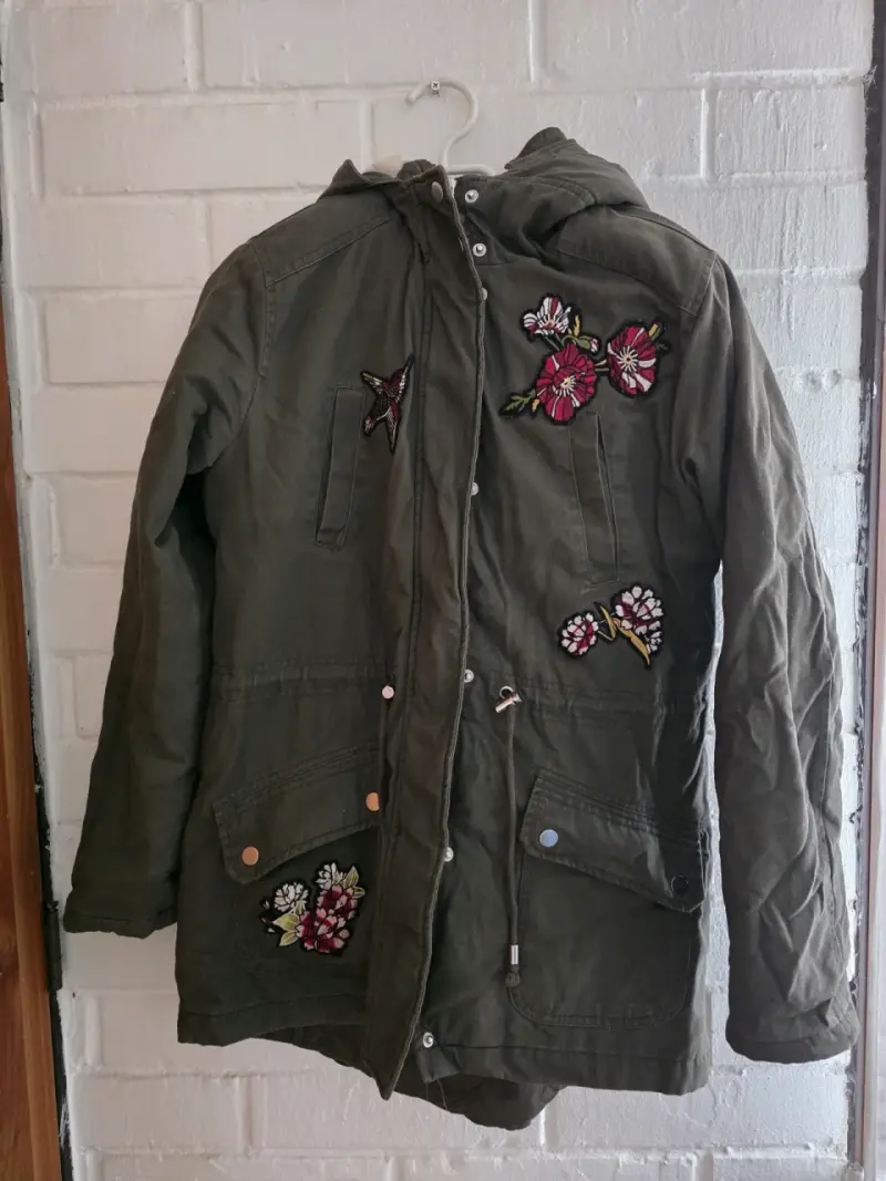 Parka verde con bordados florales para mujer - 1
