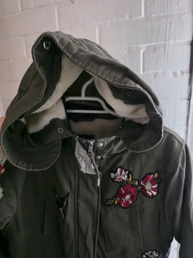 Parka verde con bordados florales para mujer - 2