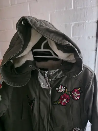 Parka verde con bordados florales para mujer - miniatura 2