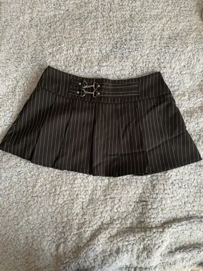 Falda corta a rayas negras con hebillas - miniatura 1