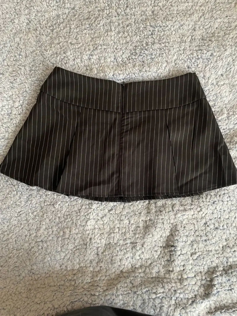 Falda corta a rayas negras con hebillas - 2
