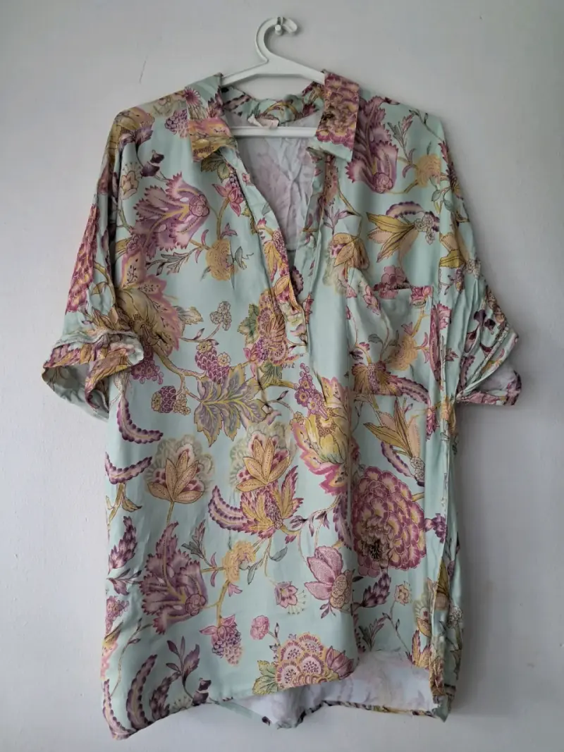 Blusa floral de manga corta para mujer