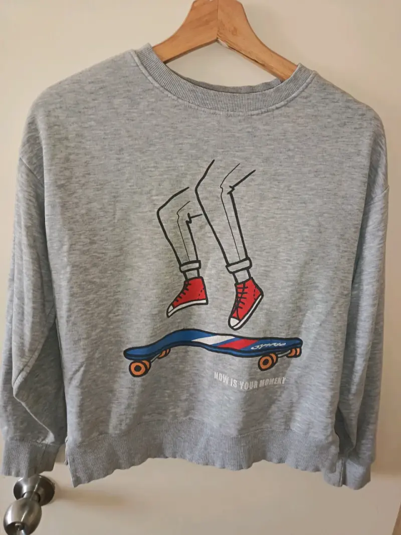 Polerón gris para niños con diseño de skate - 1