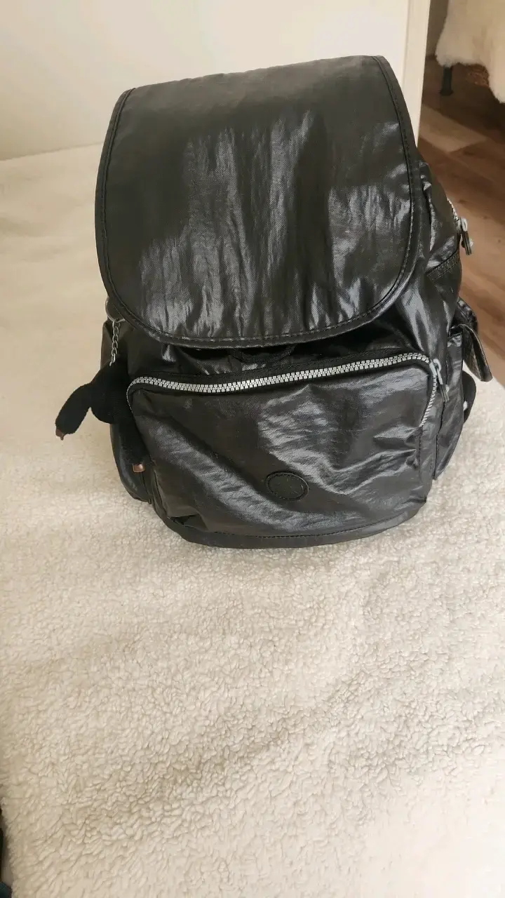 Mochila negra con llavero de mono - 1