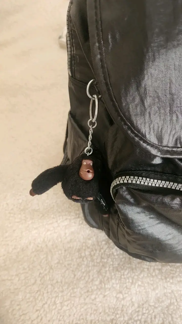 Mochila negra con llavero de mono - 2