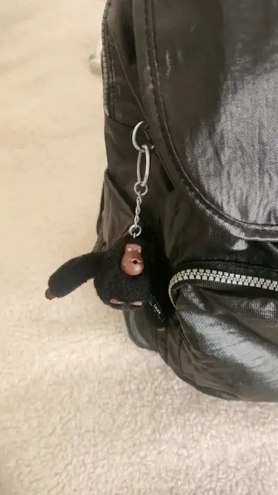 Mochila negra con llavero de mono - miniatura 2