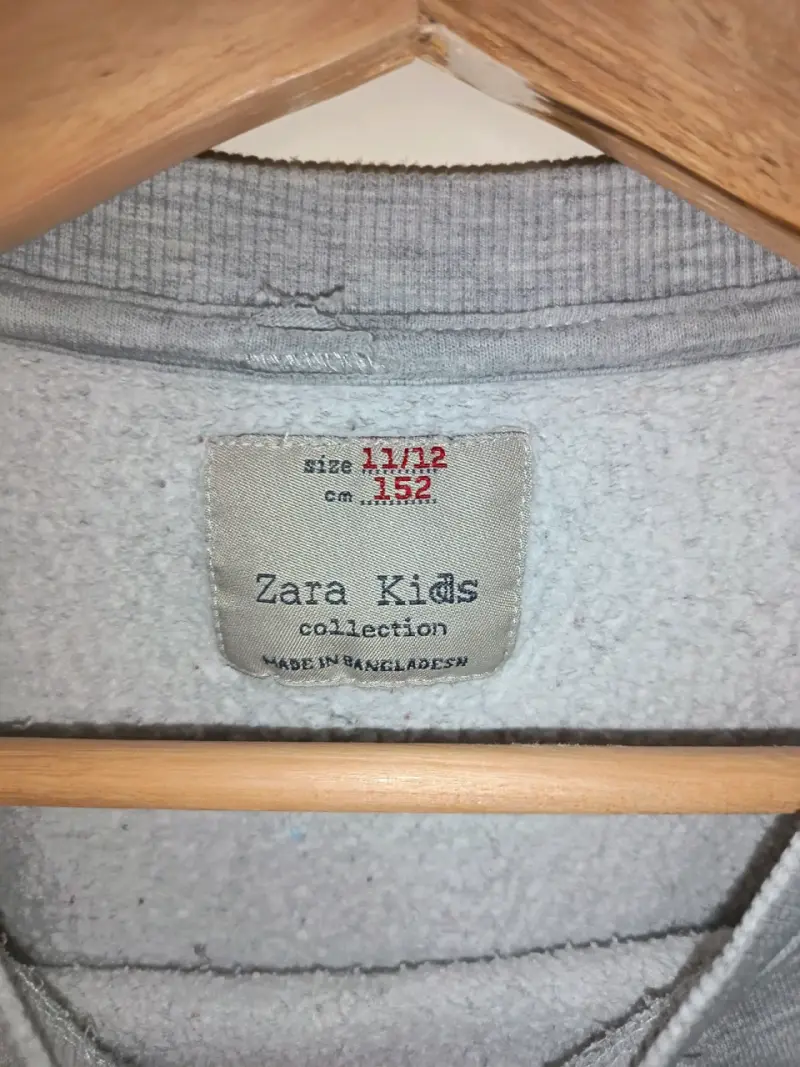 Polerón gris para niños con diseño de skate - 3