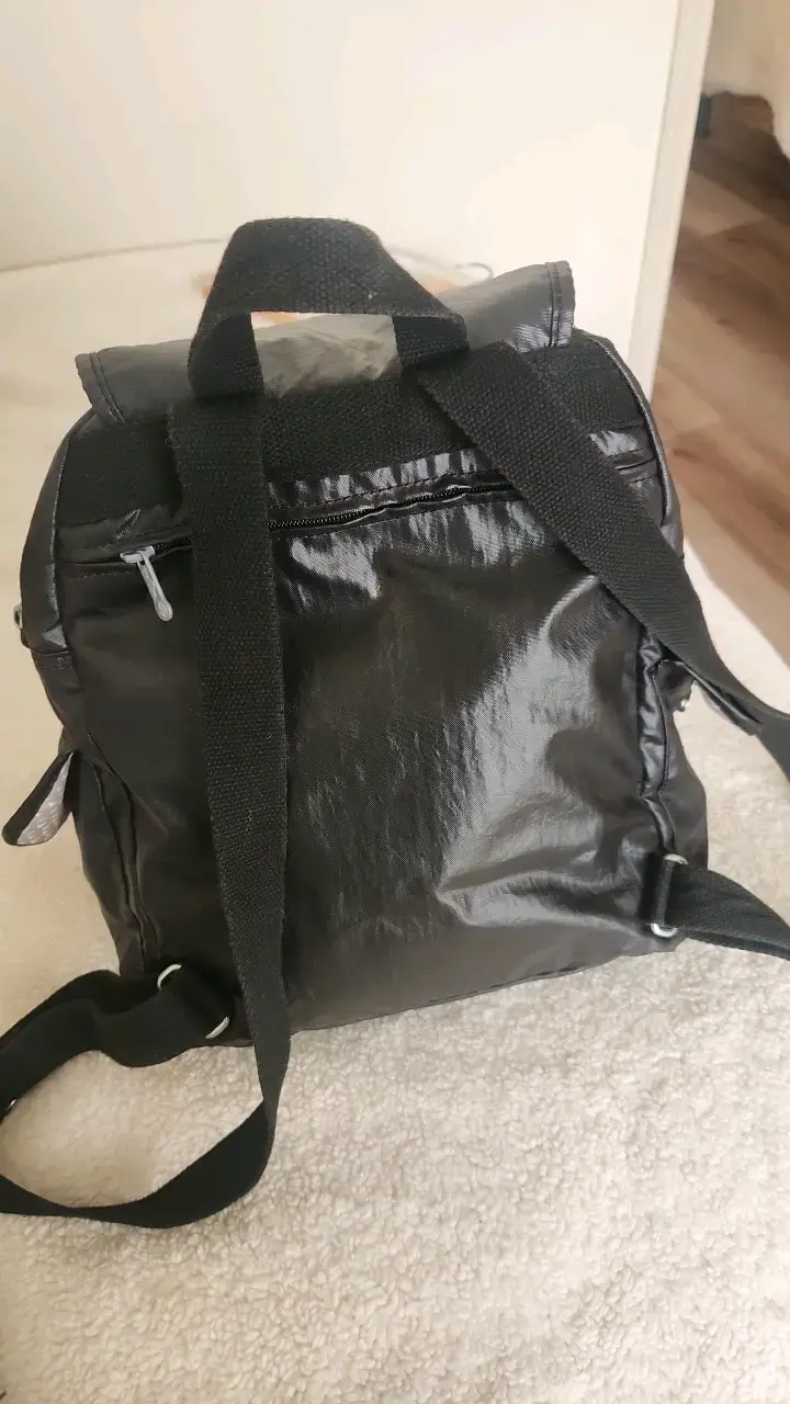 Mochila negra con llavero de mono - 3