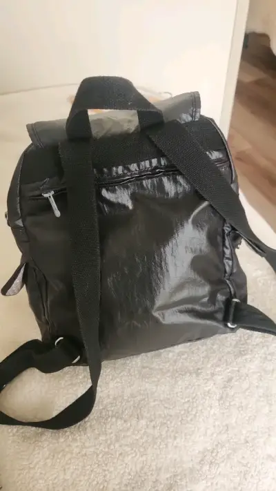 Mochila negra con llavero de mono - miniatura 3