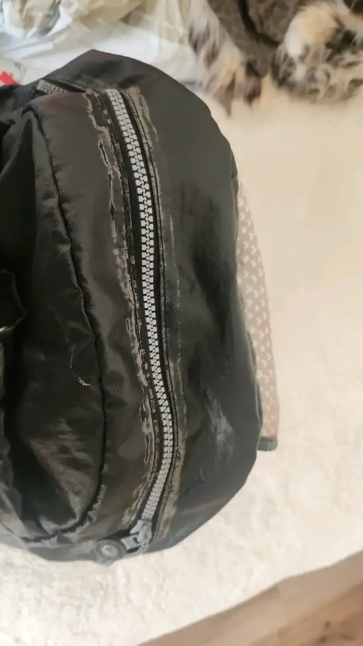 Mochila negra con llavero de mono - 4