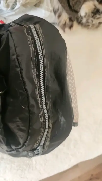 Mochila negra con llavero de mono - miniatura 4
