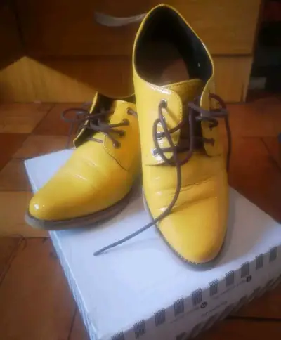 Zapatos amarillo de charol para mujer - miniatura 1