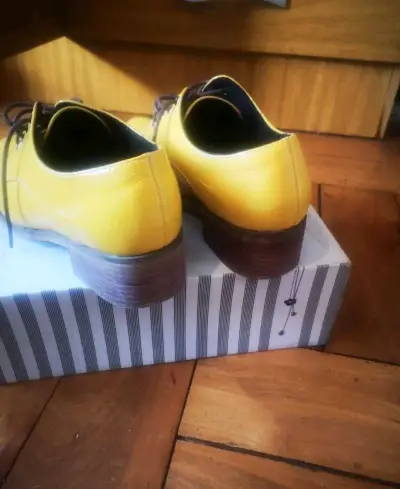 Zapatos amarillo de charol para mujer - miniatura 2