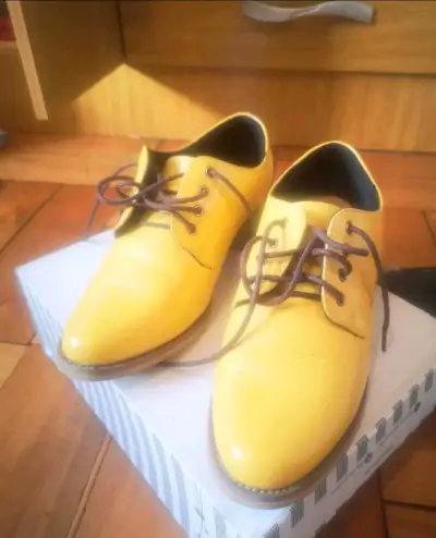 Zapatos amarillo de charol para mujer - miniatura 3