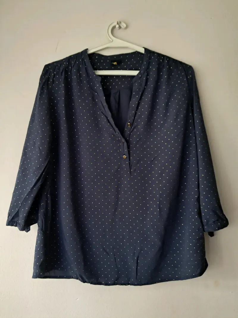Blusa azul con puntos blancos para mujer