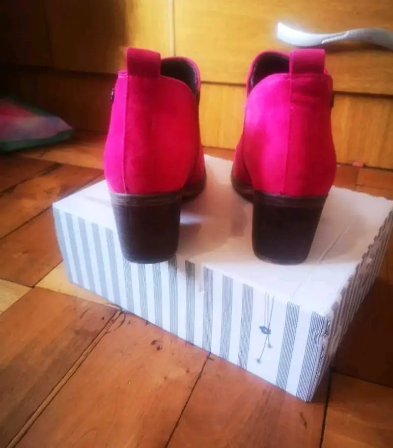 Botines de gamuza rosa con tacón medio - 1
