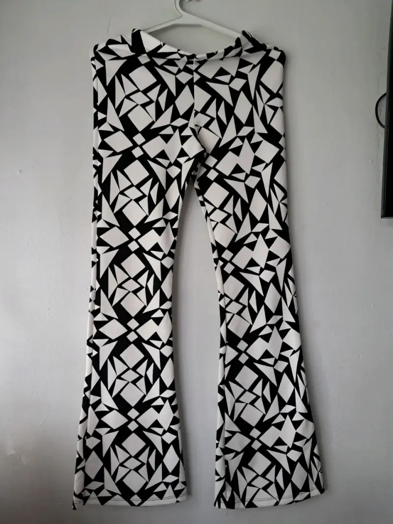 Pantalones acampanados con diseño geométrico en blanco y negro