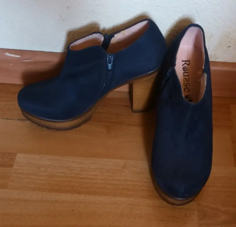 Zapatos de tacón azul oscuro para mujer
