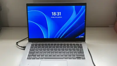 Laptop Dell Latitude 5330 con Intel Core i5 - miniatura 1