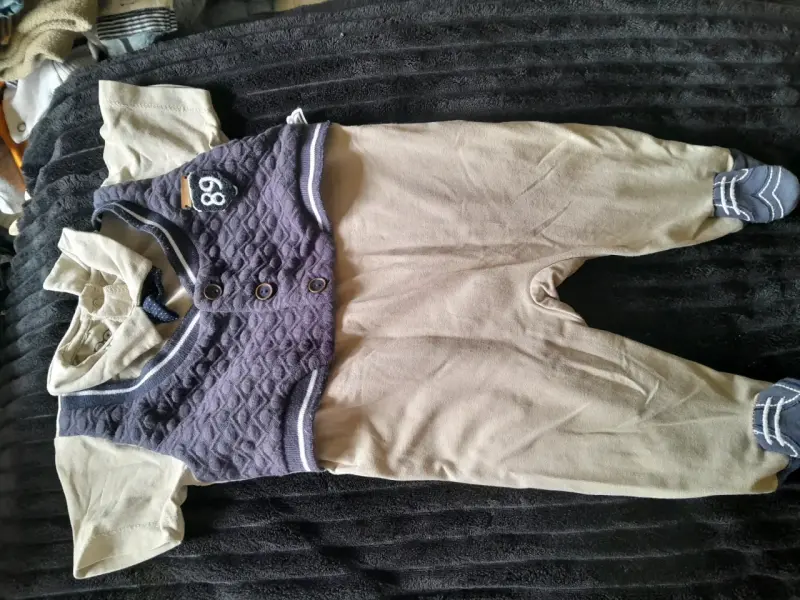 Enterito de bebé con chaleco azul y beige - 1