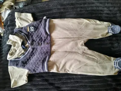 Enterito de bebé con chaleco azul y beige - miniatura 1