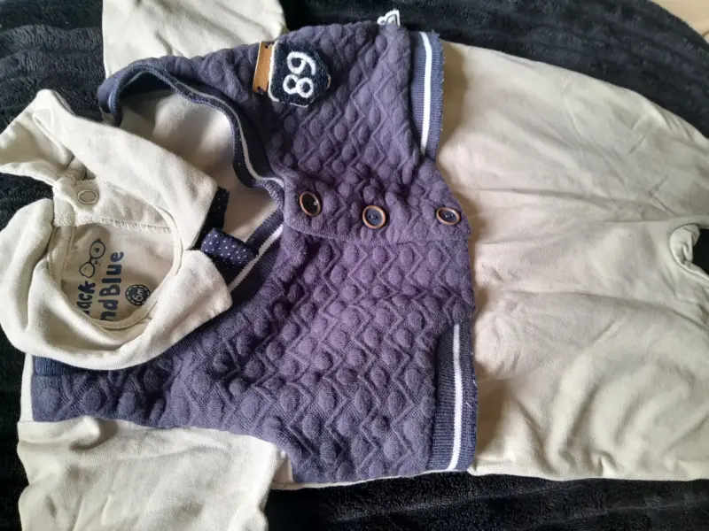 Enterito de bebé con chaleco azul y beige - 2