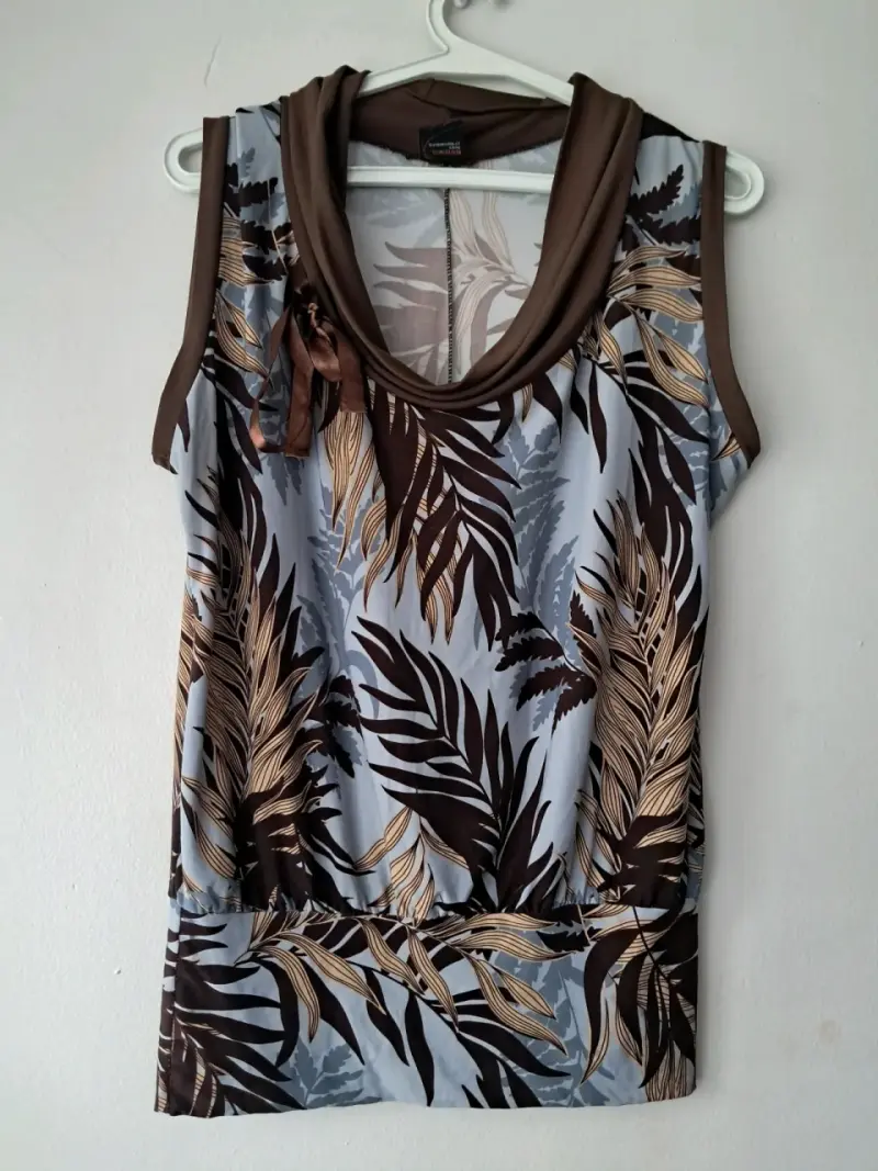 Blusa sin mangas estampada tropical