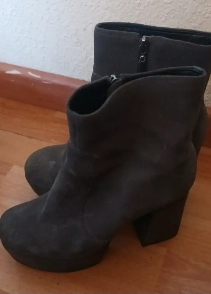 Botines de gamuza gris con tacón alto - 2