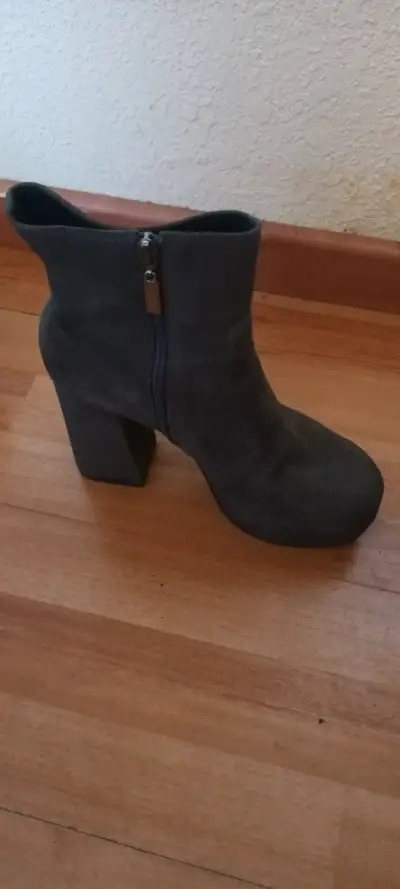 Botines de gamuza gris con tacón alto - miniatura 3